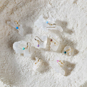 עגילים תלויים גולדפילד עם חרוז בודד מאבן אופל - Gemazone Jewelry ג'מזון תכשיטים