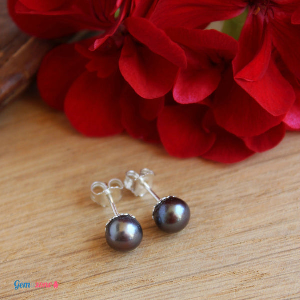עגילי קלאסיים צמודים מכסף עם פנינה אפורה - Gemazone Jewelry הבית שלך לתכשיטים עדינים