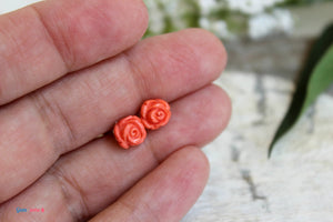 עגילי כסף צמודים בצורת פרח שושנה רוז קורל בהיר - Gemazone Jewelry הבית שלך לתכשיטים עדינים