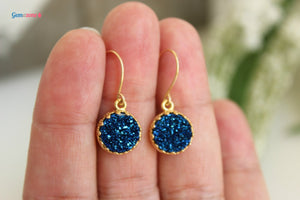 עגילים תלויים גולדפילד עם אבני דרוזי קוורץ בצבע כחול - Gemazone Jewelry הבית שלך לתכשיטים עדינים