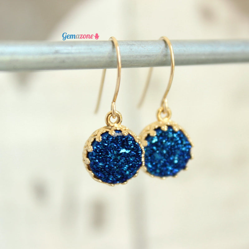 עגילים תלויים גולדפילד עם אבני דרוזי קוורץ בצבע כחול - Gemazone Jewelry הבית שלך לתכשיטים עדינים