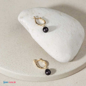 עגילים תלויים חישוק ציפוי זהב עבה עם טיפה פנינה שחורה טבעית - משלוח חינם - Gemazone Jewelry ג'מזון תכשיטים
