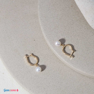 עגילים תלויים חישוק ציפוי זהב עבה עם טיפה לבנה טבעית - משלוח חינם - Gemazone Jewelry ג'מזון תכשיטים