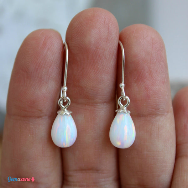 עגילים תלויים עם טיפה באופל לבן - Gemazone Jewelry הבית שלך לתכשיטים עדינים