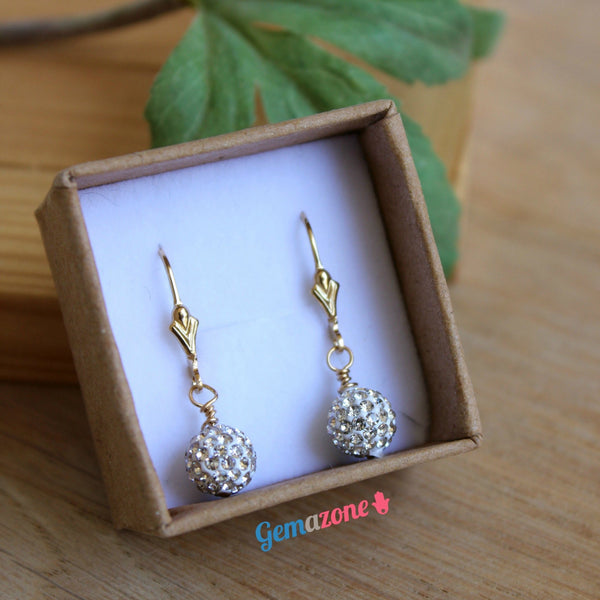 עגילים תלויים עם חרוזי שמבלה מנצנצים - Gemazone Jewelry הבית שלך לתכשיטים עדינים