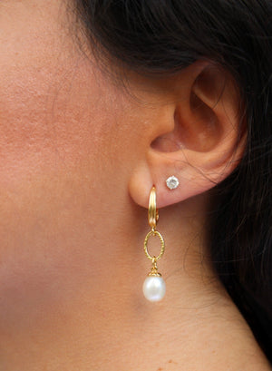 עגילים תלויים זהב עם טיפה פנינה טבעית לבנה - Gemazone Jewelry הבית שלך לתכשיטים עדינים