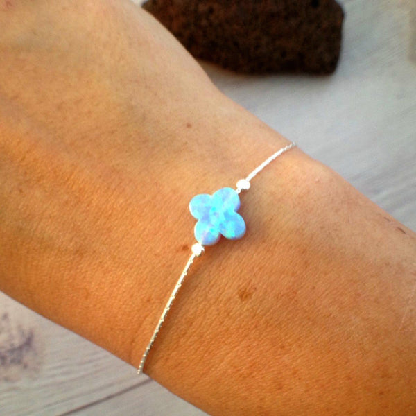 צמיד כסף עדין עם תליון תלתן אופל טורקיז - Gemazone Jewelry הבית שלך לתכשיטים עדינים