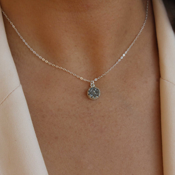 שרשרת כסף עדינה עם אבן דרוזי קוורץ בצבע כסף - Gemazone Jewelry ג'מזון תכשיטים